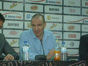 FEST09-Fiennes with the press